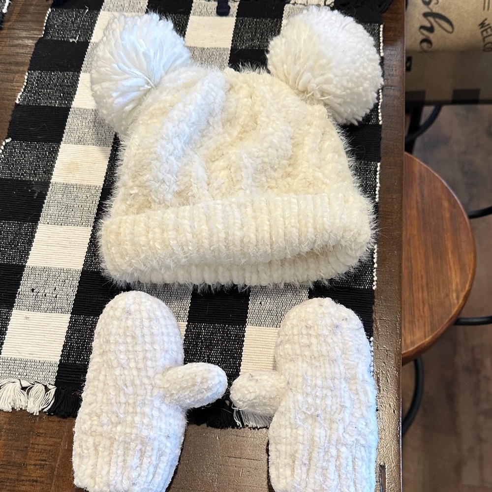 The Children's Place Cream Pom-Pom Hat and Mittens Set